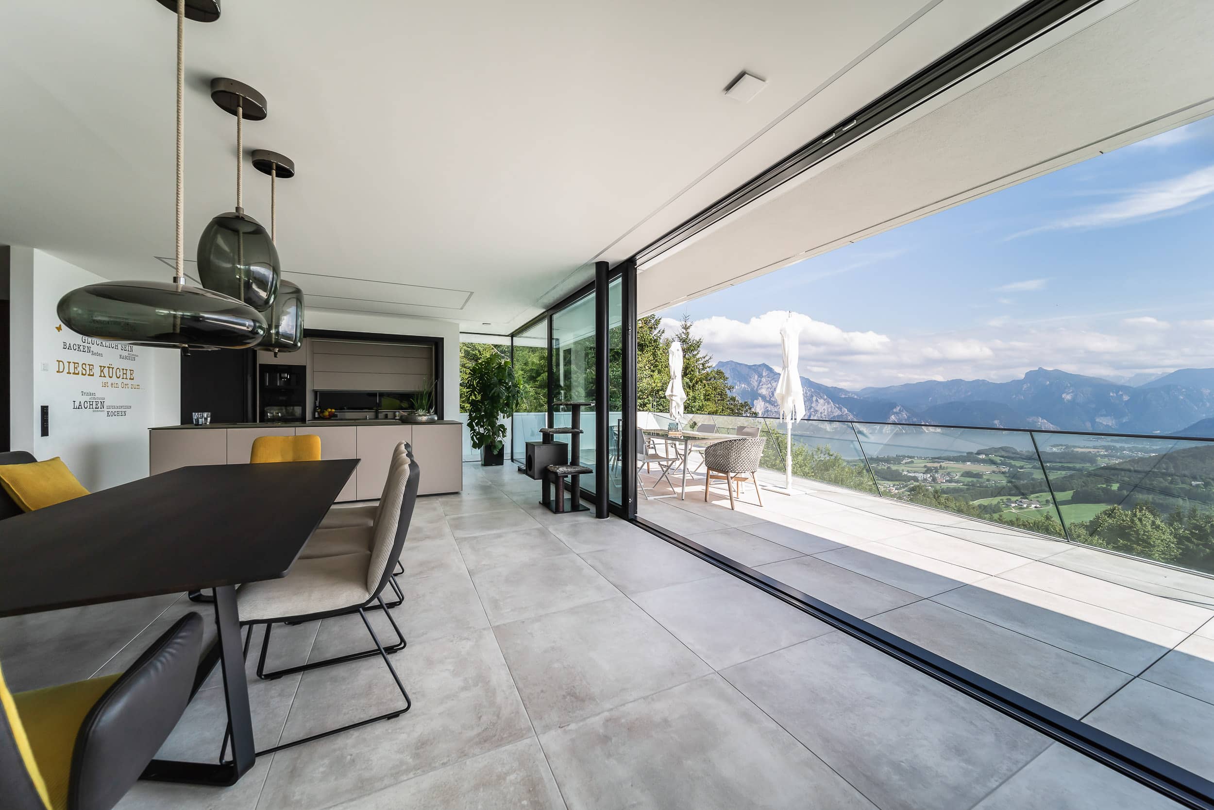 modernes Haus mit großen Panoramafenstern von Pfeiffer Metallbau Wels