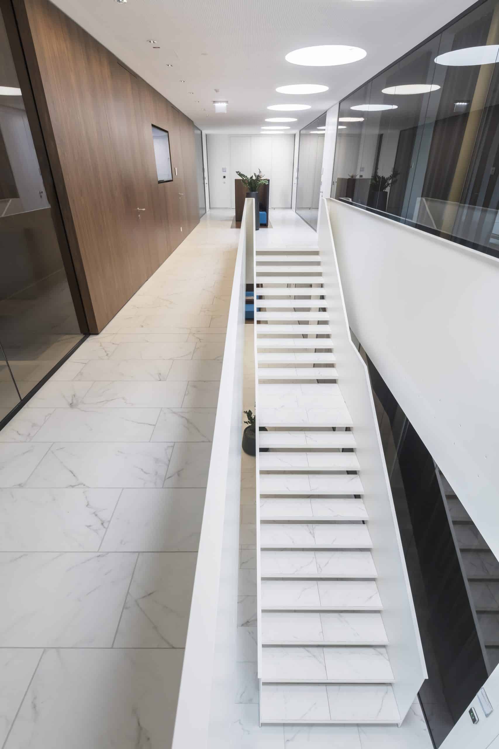 Innentreppe aus Metall und Holz von Pfeiffer Metallbau Wels