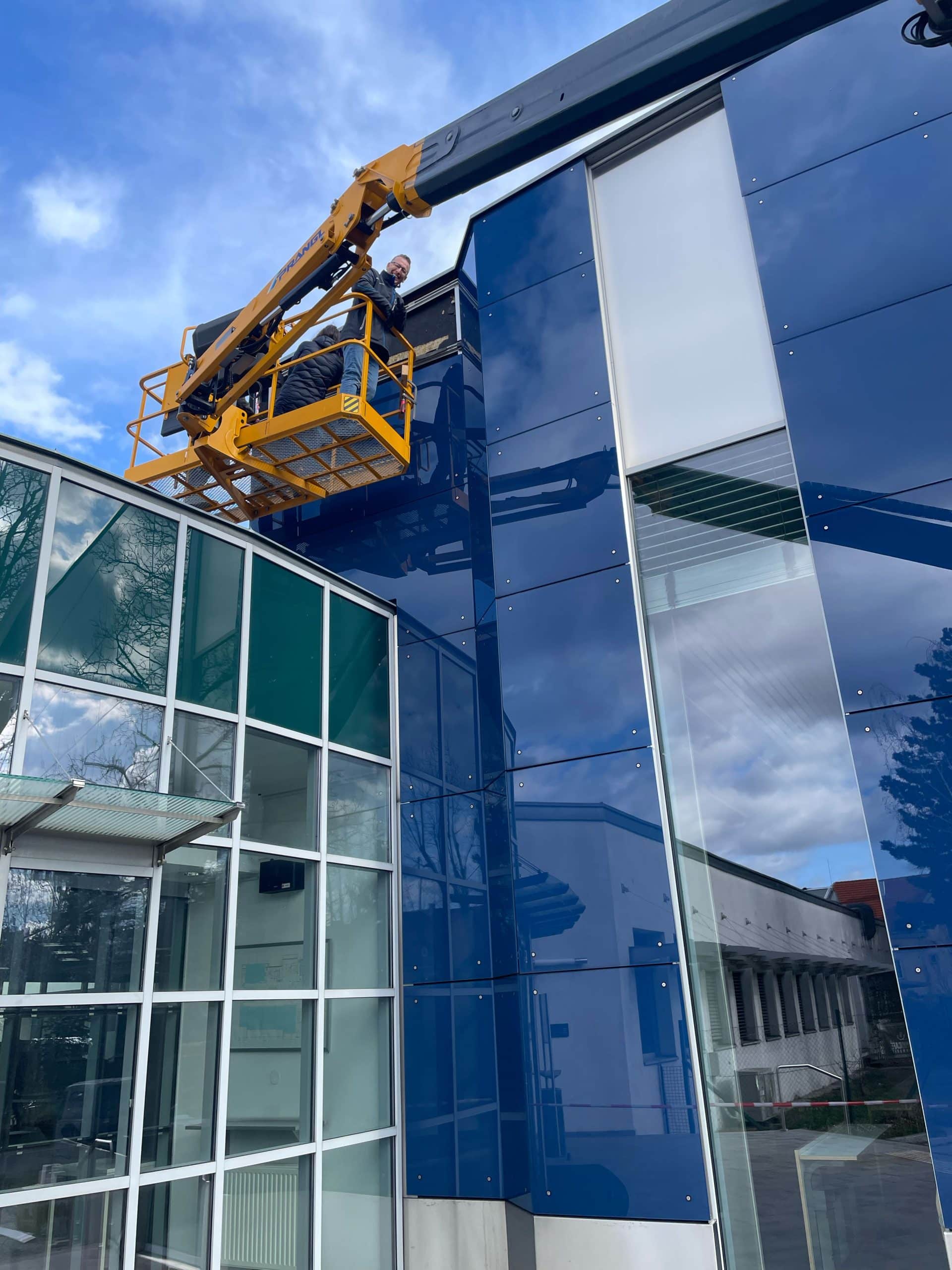 Reparatur und Reinigung von Metallfassade in Wels