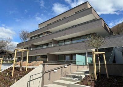 Im modernen Fassadenbau zählt jedes Detail. Unsere erfahrenen Metallbauer planen millimetergenau, um höchste Stabilität, Dichtigkeit und Langlebigkeit zu garantieren.